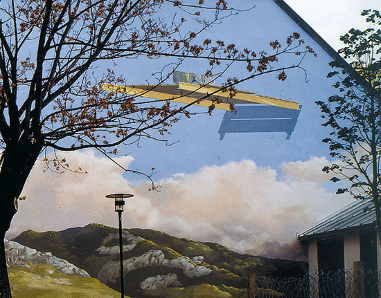 …un étrange objet flottant dans le ciel, c’est l’anamorphose telle qu’elle est peinte sur le mur.