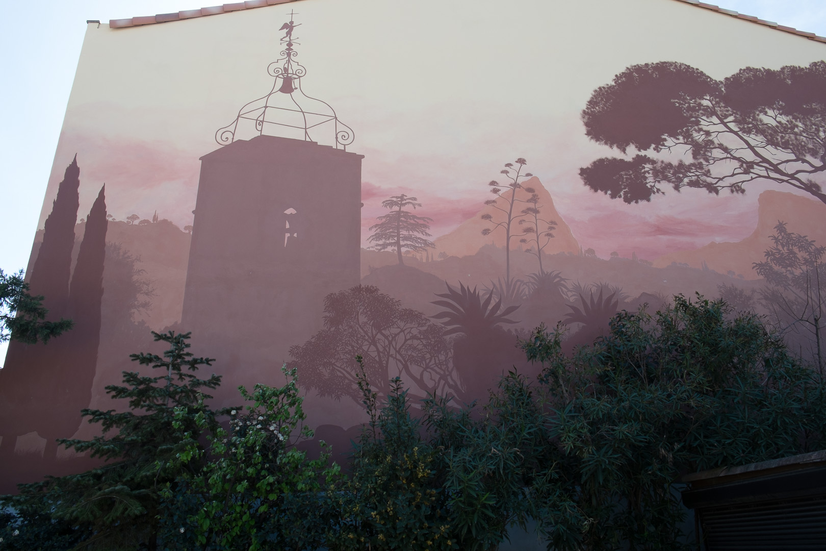 Pignon peint en trompe-l'œil représentant un paysage du Sud au coucher du soleil, à Castelnau-le-Lez.