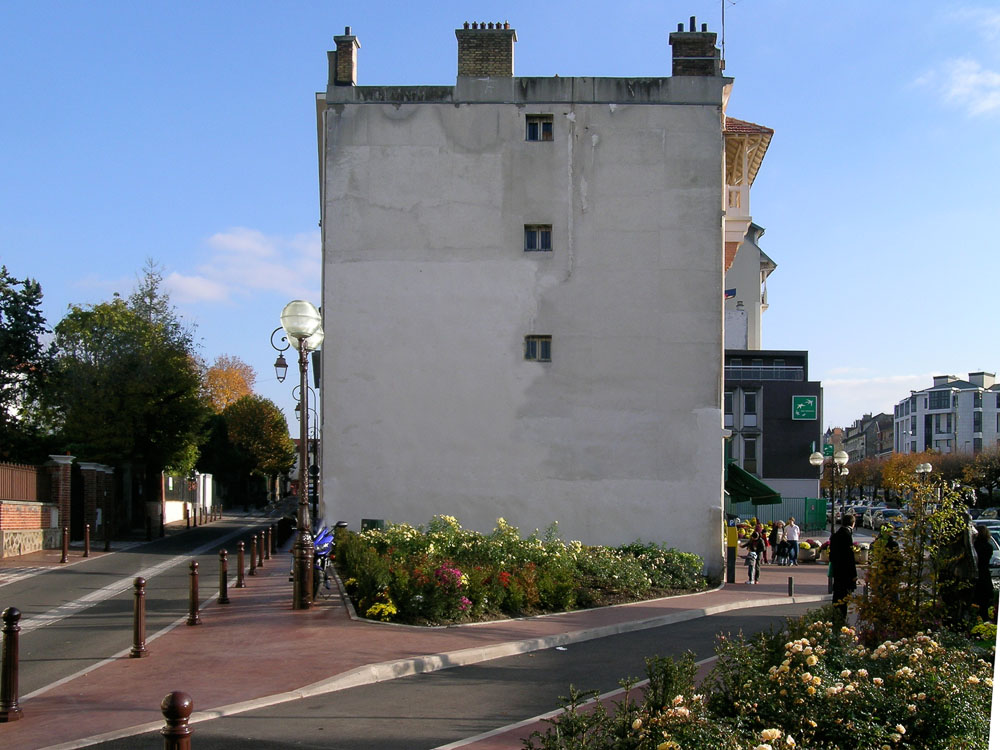 Enghien-les-Bains, place Mistinguett. Au départ, un mur pignon (presque) aveugle.